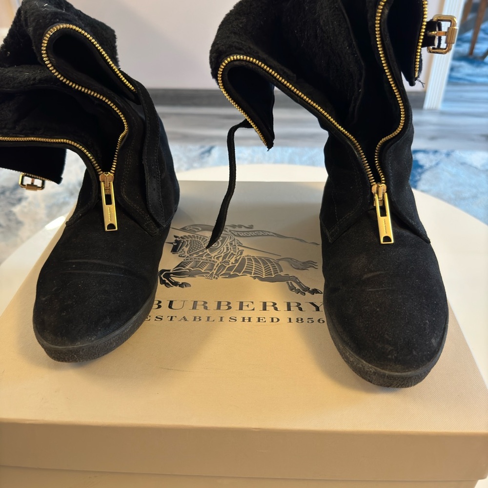 Burberry ladies winter boots - Picture 1 of 8